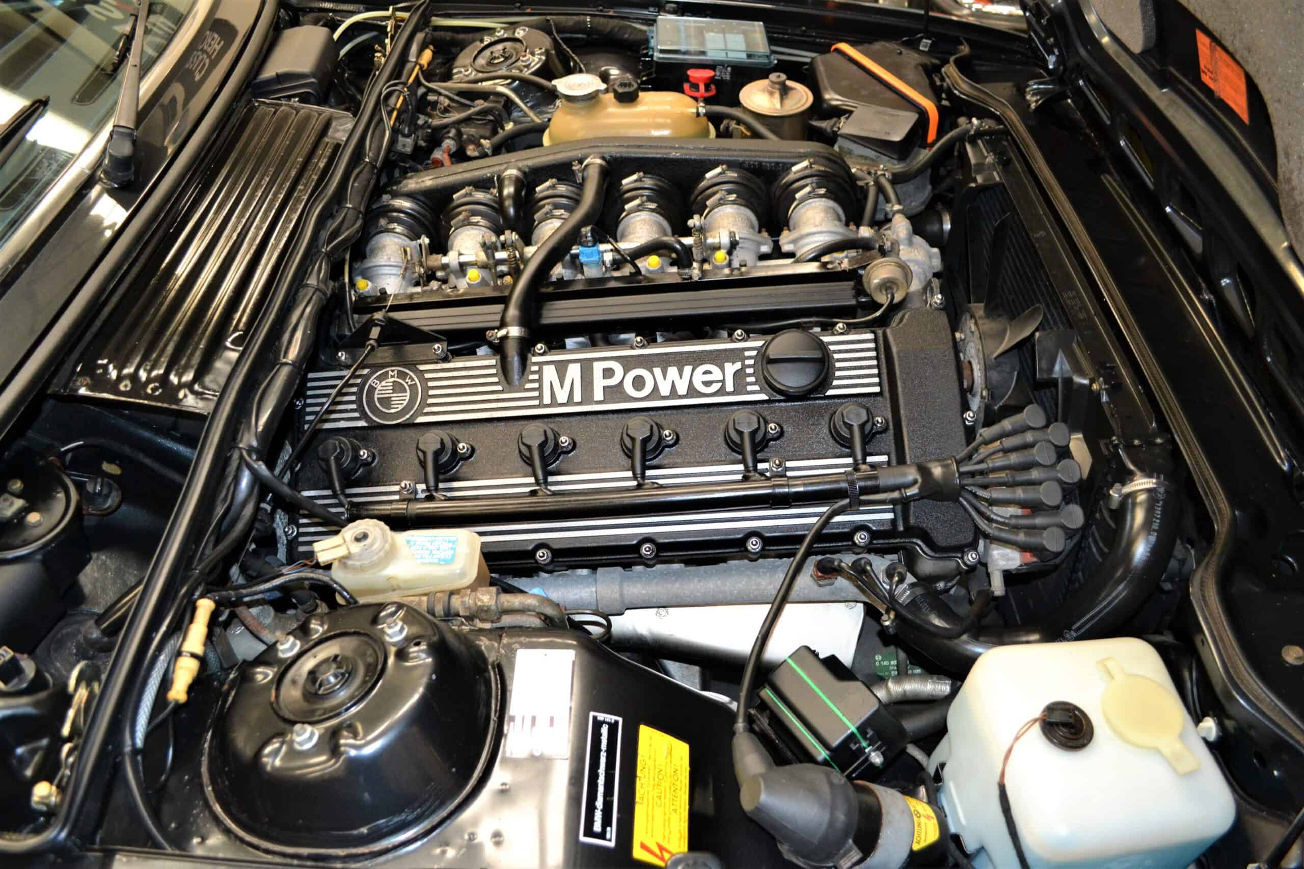 M635 CSI engine bay.