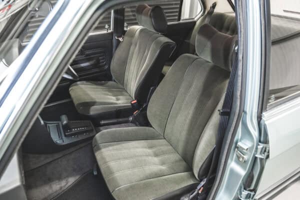 Passenger side front seat of a BMW E28 525 Eta with automatic gearbox in anthracite cloth.