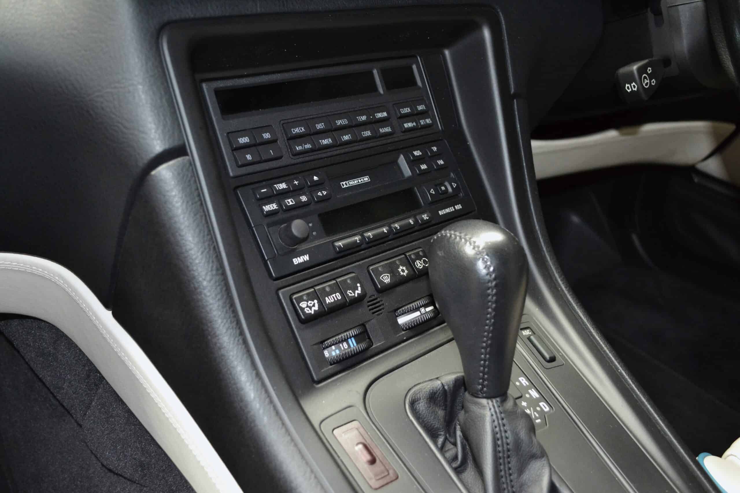 E31 840Ci black leather centre console and automatic gearbox.