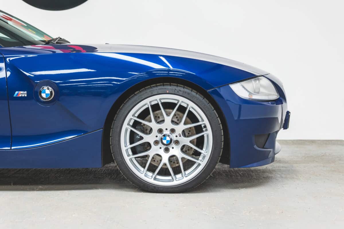 Close up of offside front quarter panel on BMW E86 Z4 M Coupe.