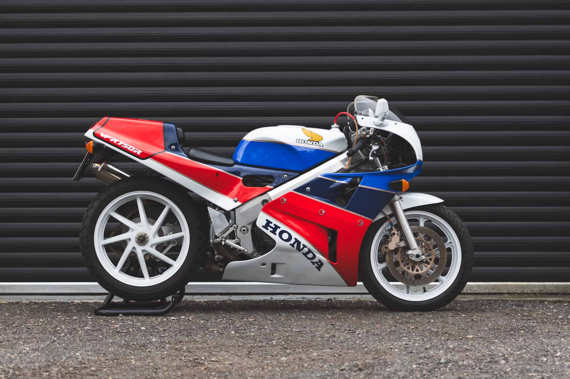 Side exterior of Honda RC30.