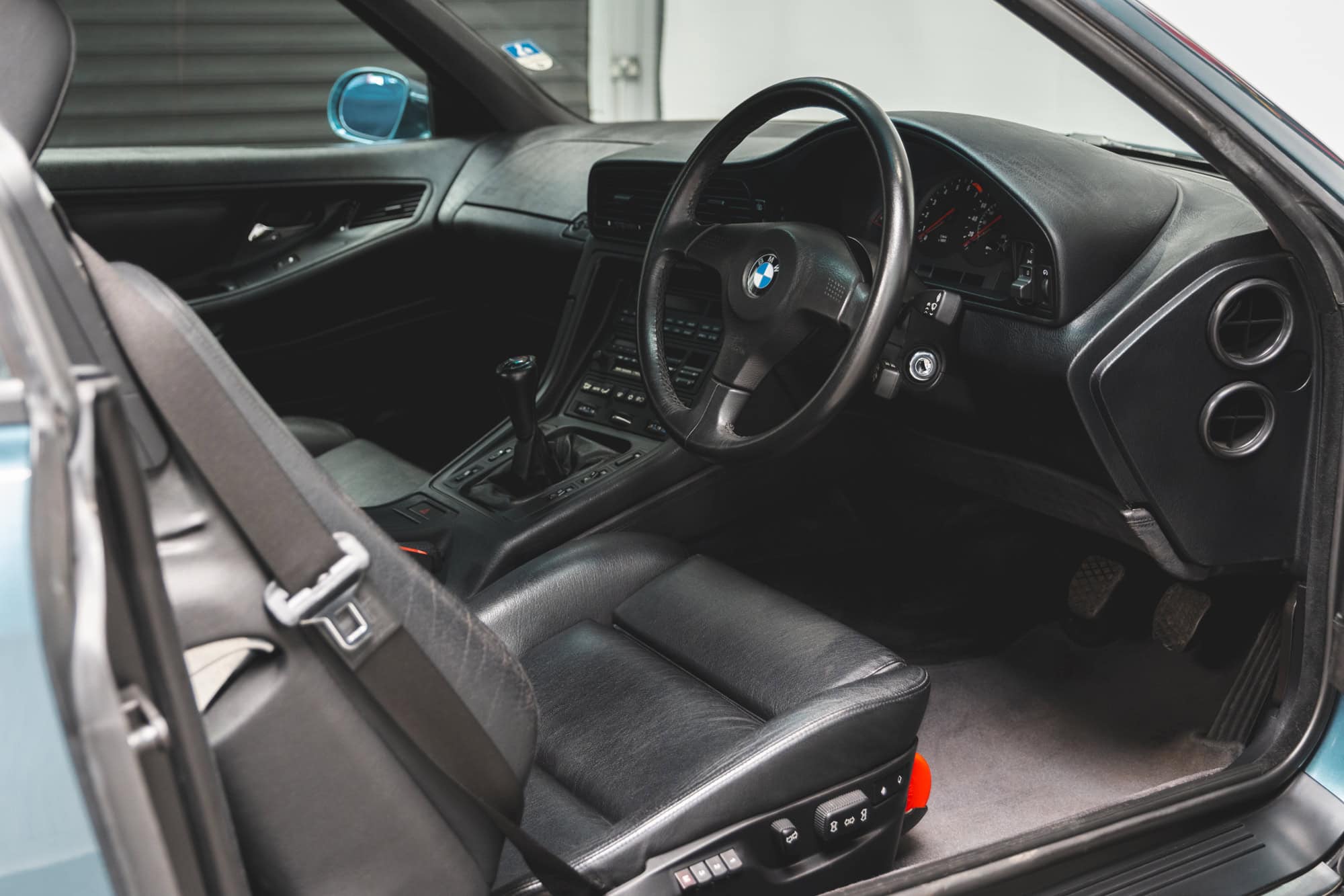 Offside interior on E31 850 showing centre console steering wheel and Anthrazit Buffalo leather interior.