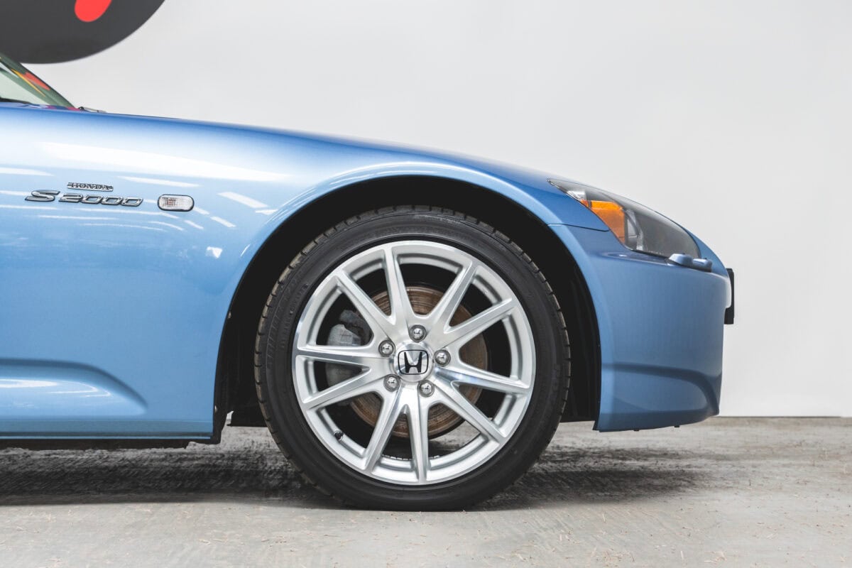 Close up view of 17 inch alloy wheels and Honda 2000 badge.