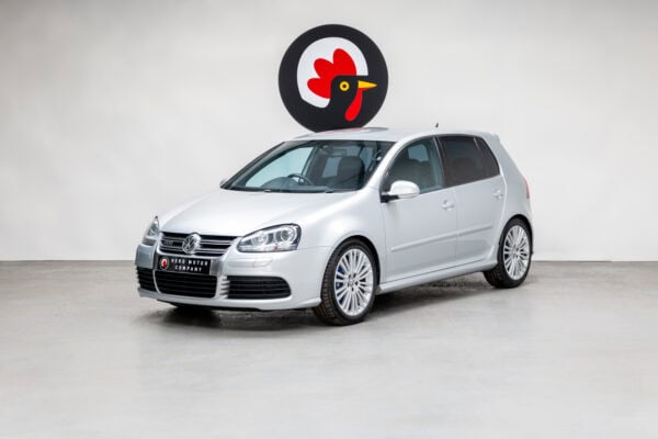 Front nearside exterior showing front grill and alloy wheels Volkswagen Golf R32 Reflex Silver DSG