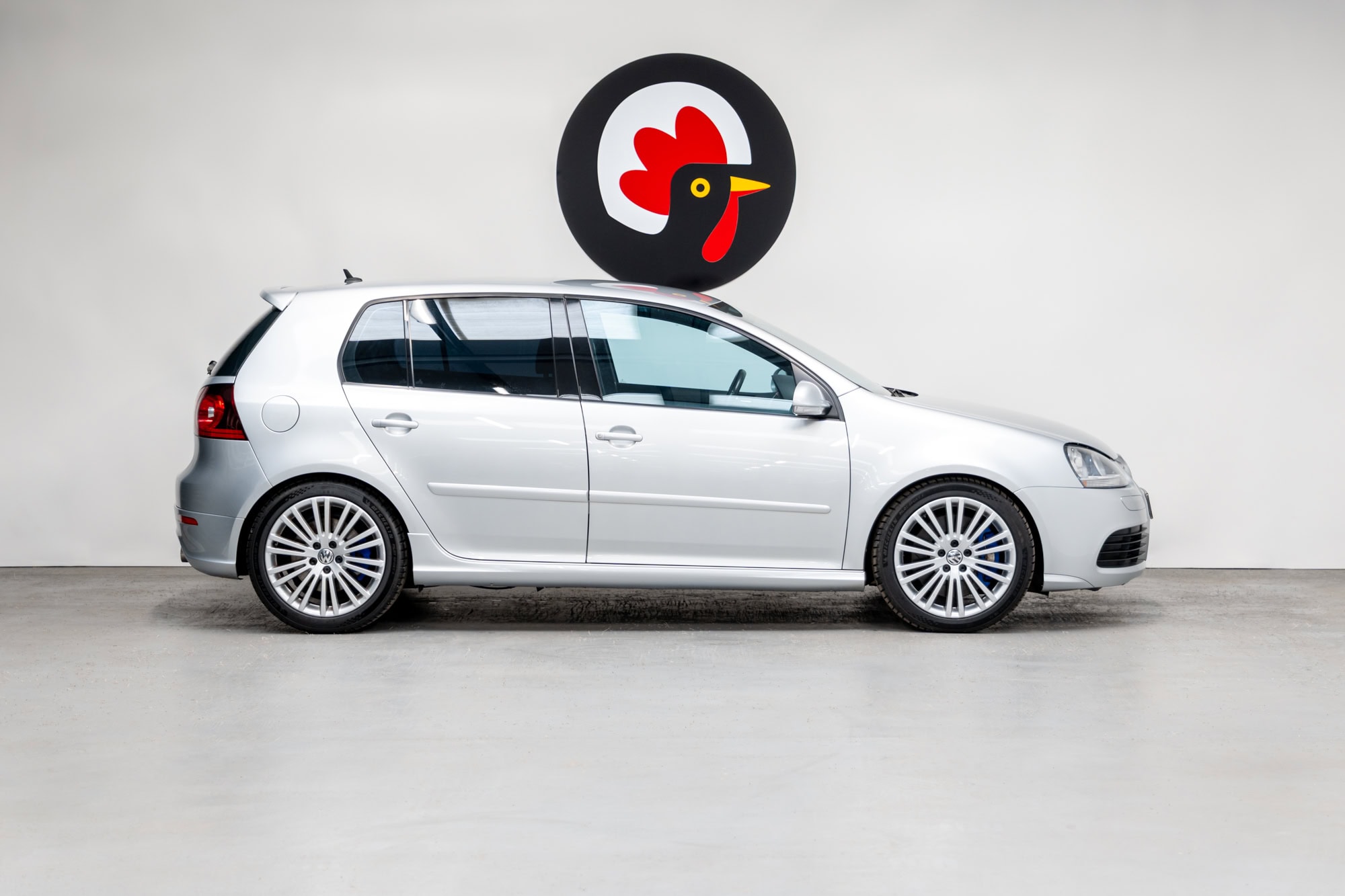 Offside exterior view of Volkswagen Golf R32 Reflex Silver DSG showing alloy wheels