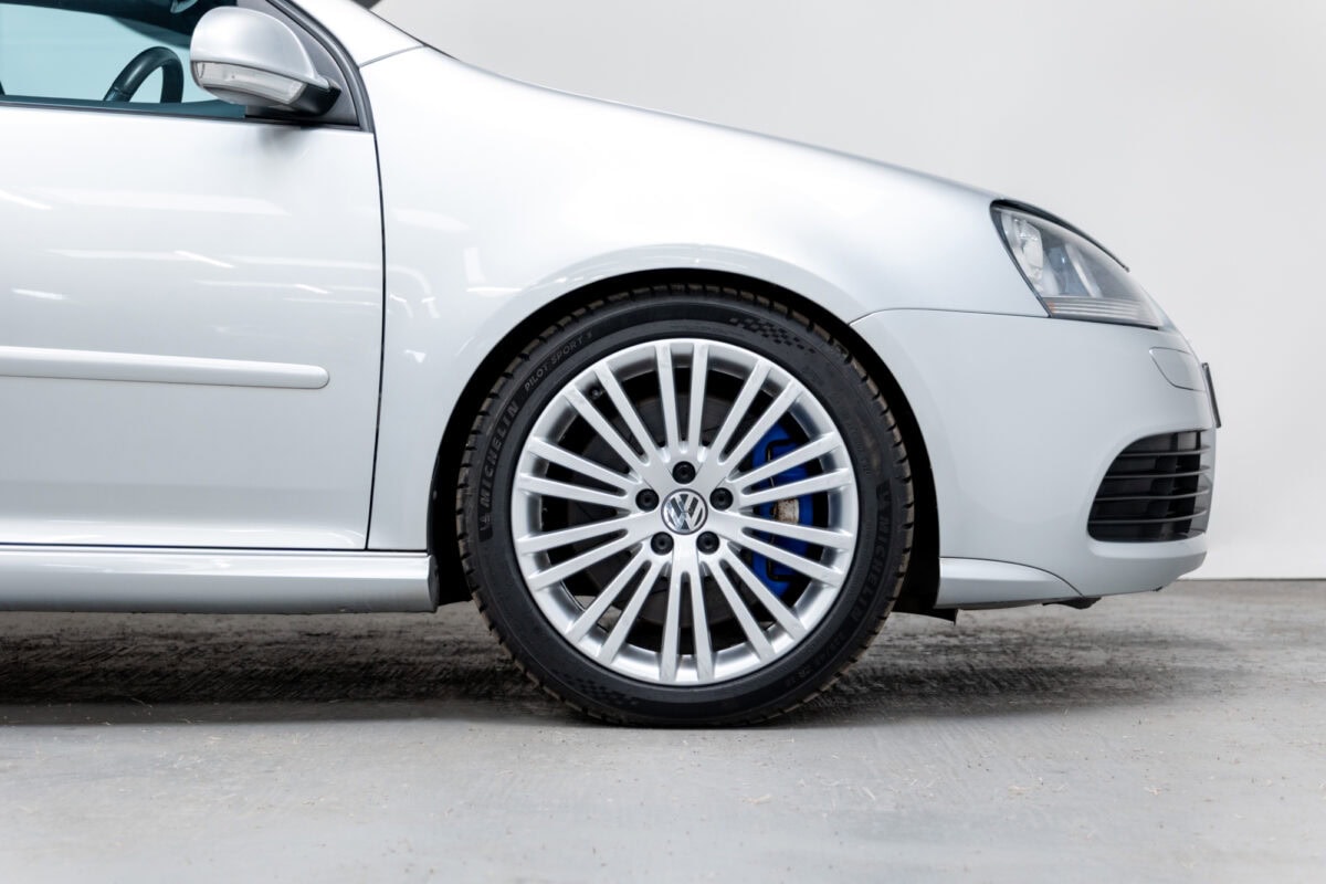 Close up view of alloy wheel on Volkswagen Golf R32 Reflex Silver DSG