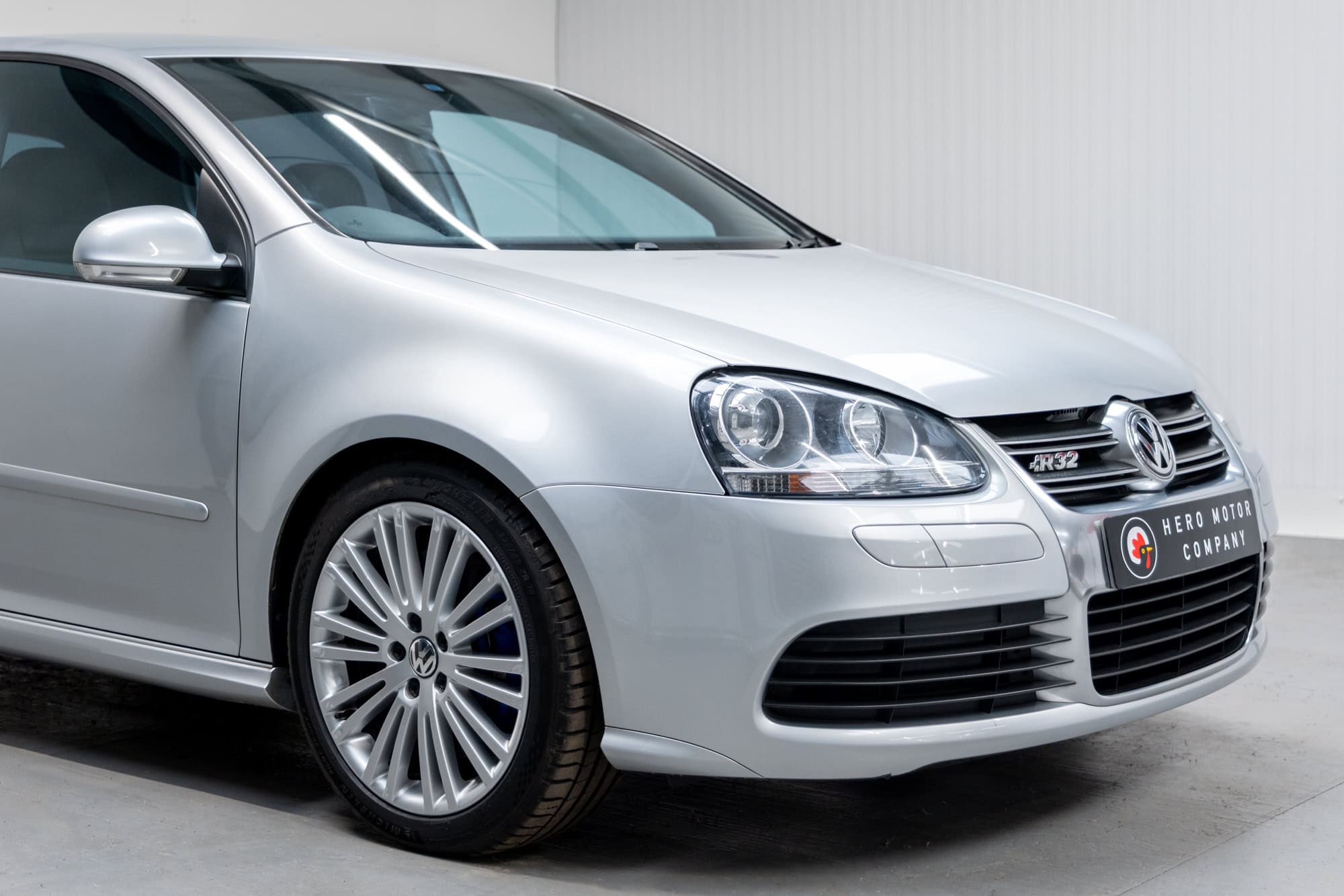 Offside front wing showing front bumper and grill and alloy on Volkswagen Golf R32 Reflex Silver DSG