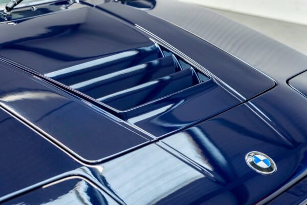 Louvre detail on front bonnet of BMW E26 M1 1980 Nicht Blau
